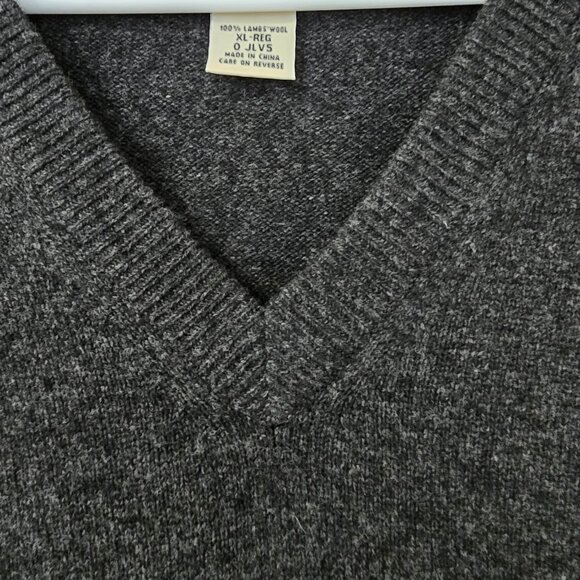 L.L. Bean Men's 100% Lambs Wool V-Neck Pullover Sweater Vest Dark Gray Sz XL-Reg - Picture 2 of 7